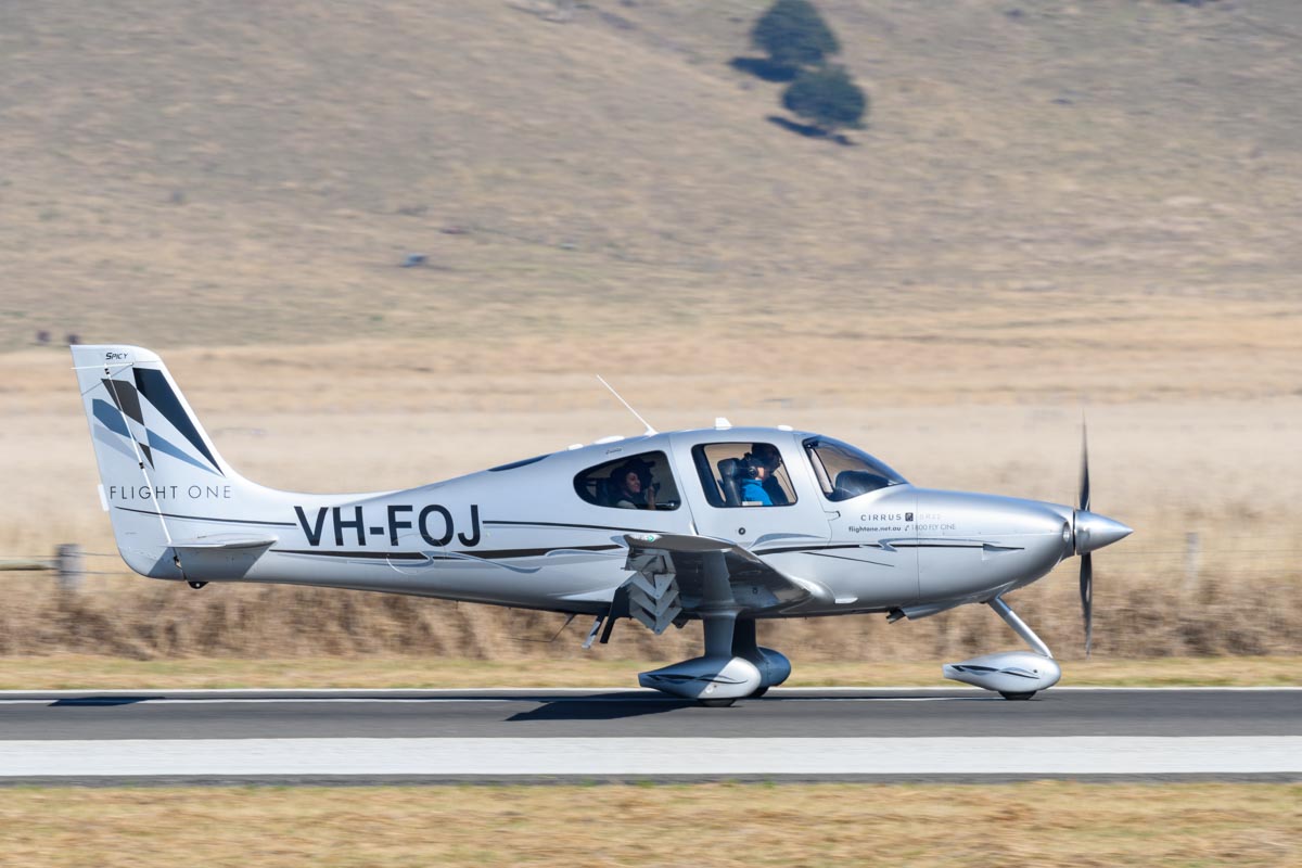 Cirrus SR22 VH-FOJ landing at the Lismore Aviation Expo 2018 airshow.