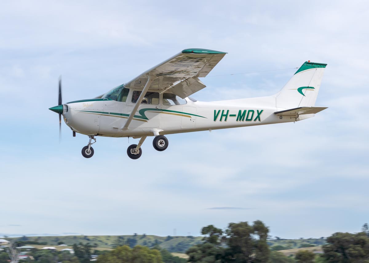 Cessna 172M Skyhawk VH-MDX on approach to the Airsport Qld breakfast fly-in.